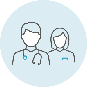 Zwei Personen mit medizinischer Qualifikation. Erkennbar durch Stethoskop und Kittel